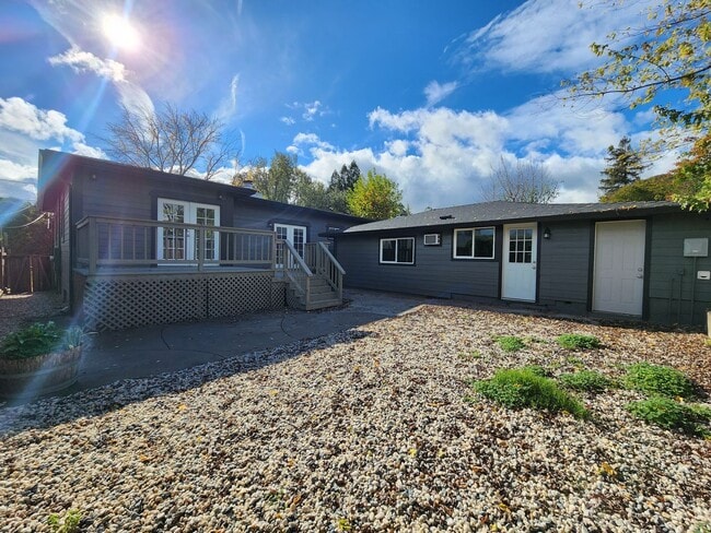 Building Photo - 715 Boyes Blvd Unit #B