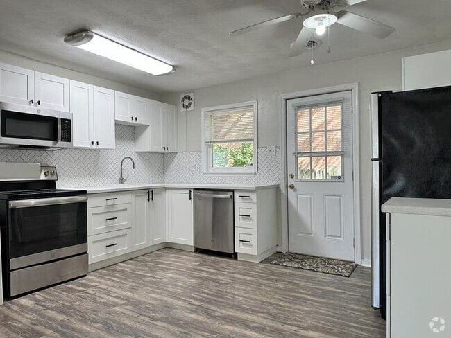 Building Photo - 852 W 48th St Rental