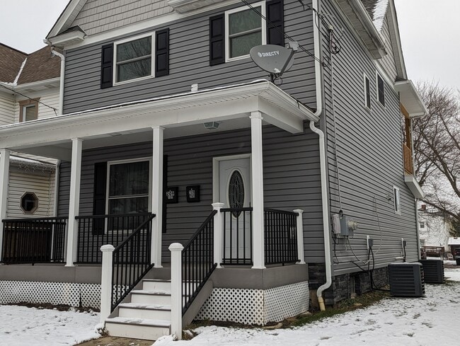 Front of House - 209 3rd St Unit 1