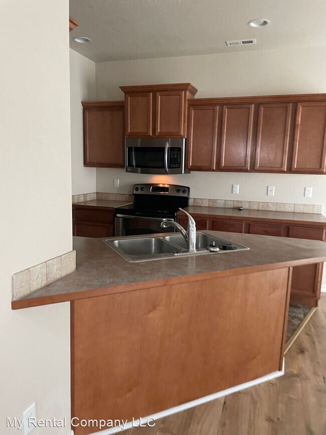 3 br, 2.5 bath House - 1459 SW Sagebrush Lane - 3 br, 2.5 bath House - 1459 SW Sagebrush Lane