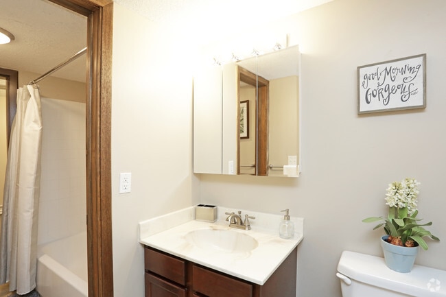 2 habitaciones, 1.5 baños - Cypress/1,000 pies cuadrados - Baño - Country Club Village Apartments