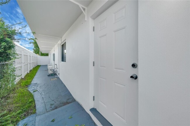Building Photo - 7555 SW 28th Street Rd Unit A