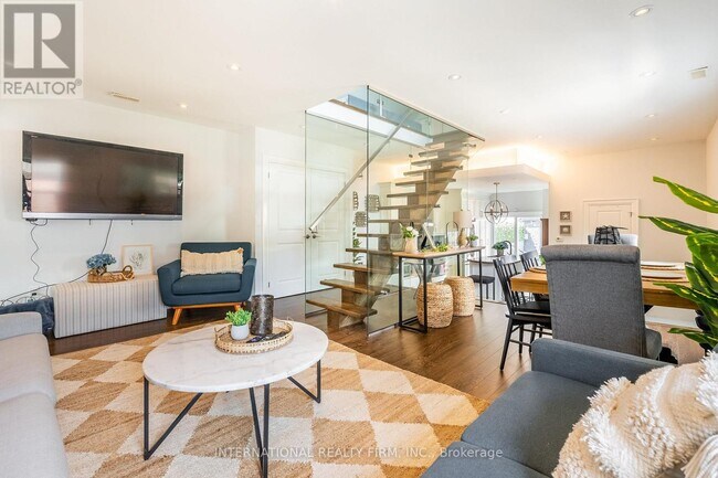 Photo - 2256 Queen St E