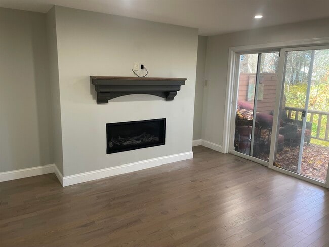 Photo - 64 Dunvegan Wds Dr