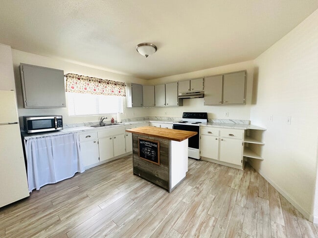 Photo - 143 E Richards St