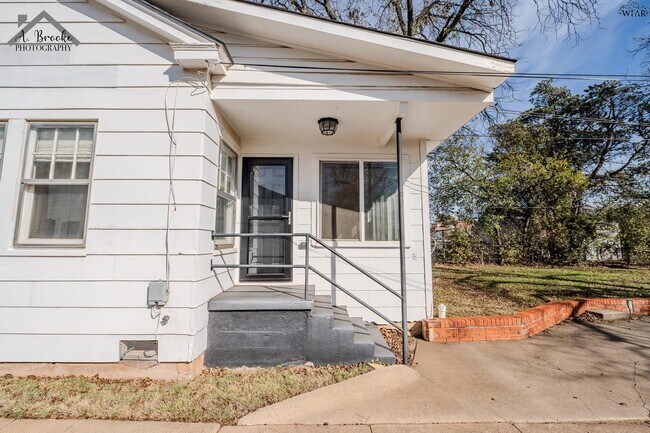 Photo - 2003 Arthur St