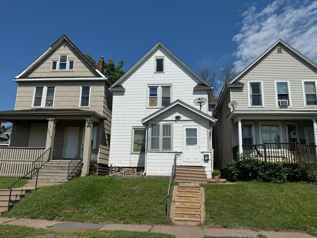 Building Photo - 3017 Restormel St Unit Apt 2