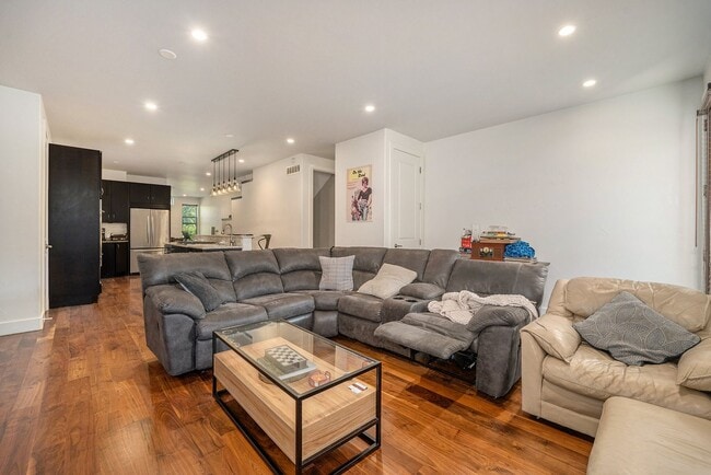 3315 W Hayward Pl