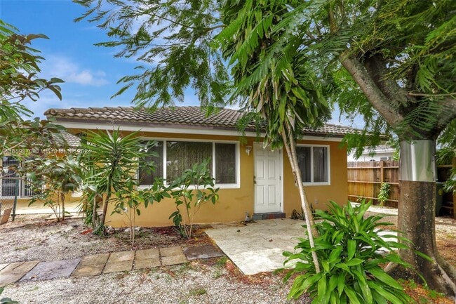 Building Photo - 1690 NE 34th Ln Unit 1690