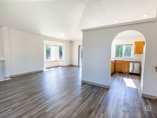 Photo - Stunning 3 bedroom 2.5 bathroom Home!