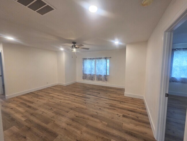 Photo - 2842 W Elm St