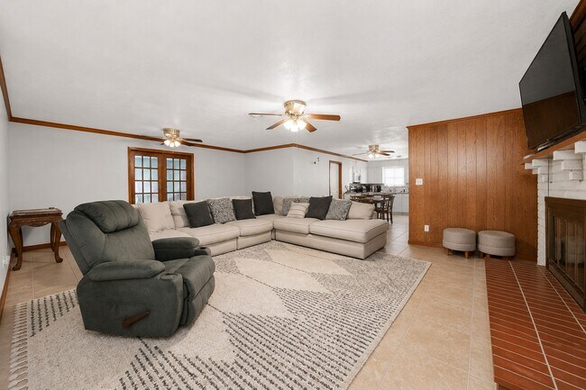 5813 Russell Ln