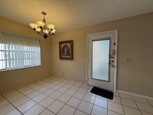 Photo - 894 Flanders S