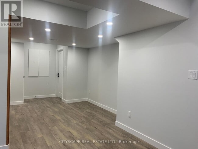 Photo - 528 Valhalla Cres