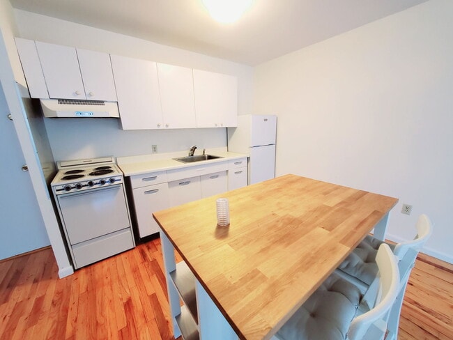 Building Photo - 960 Hope St Unit 3 Rental