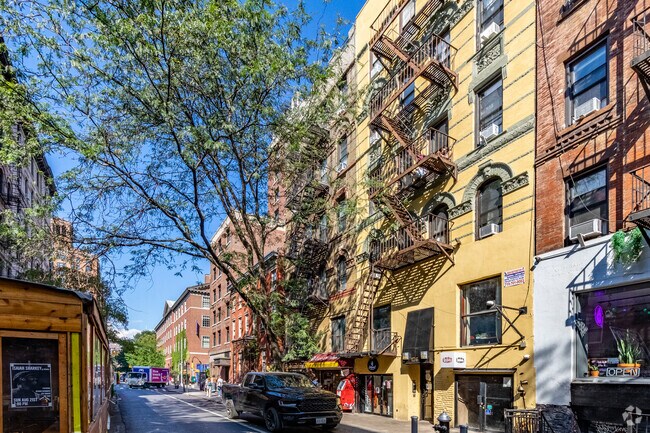 Photo - 128 McDougal St