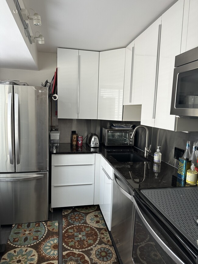 Building Photo - 1243 Beacon St Unit Large Room Shared Bath Rental