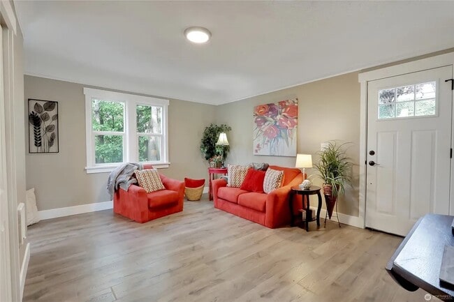 Upper Living Room - 3819 21st Ave SW