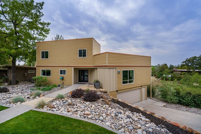 Building Photo - Large 4 bedroom home with Garage - ALL UTI...