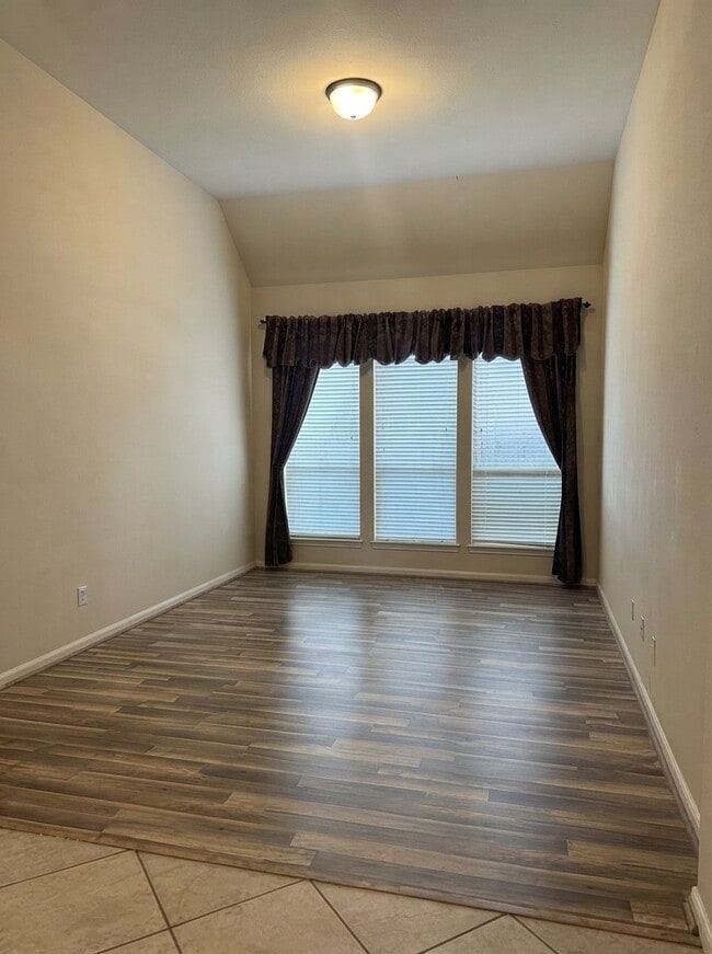 5551 Linden Rose Ln