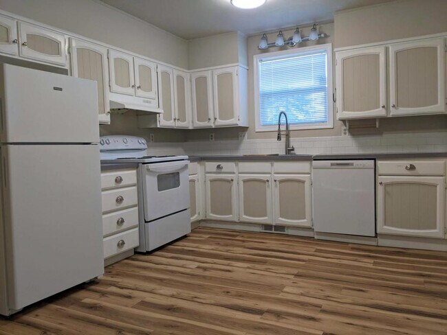 Photo - 305 SE Pitzer St
