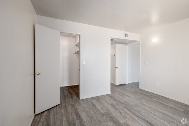 1BR, 1BA - 604SF - Bedroom