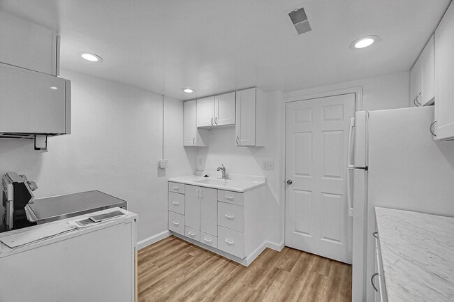 Building Photo - 2143 S Acoma St Unit Basement Apt