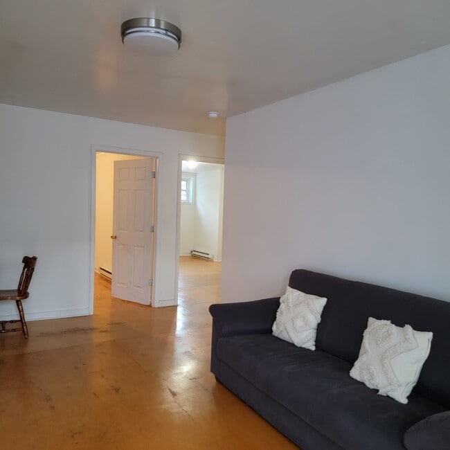 Building Photo - 929 W Grace St Unit second floor #2