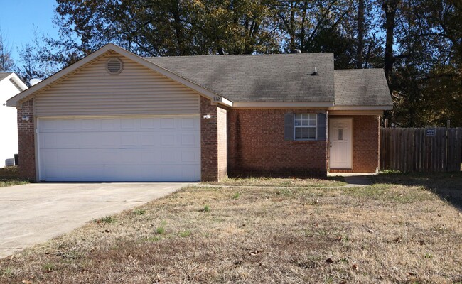 3 Bedroom, 2 bath w/ fenced in backyard - 3 Bedroom, 2 bath w/ fenced in backyard House