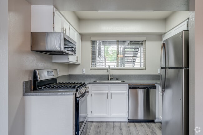1BR, 1BA - 615SF