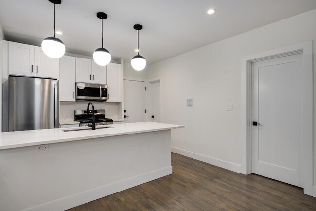 Photo - 2137 N Maplewood Ave Unit 1R