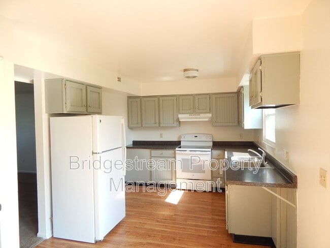 Photo - 660 Randler Ave