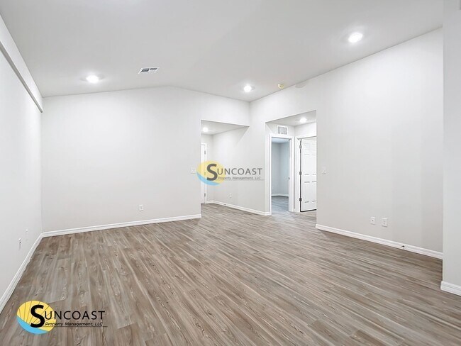 Photo - 121 Lomond Dr