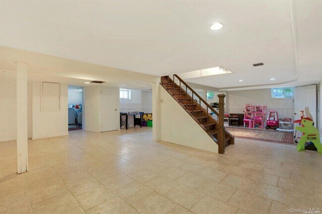 18 Addison Ln