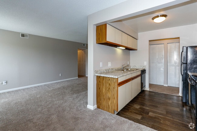 2BR, 1BA - 956 SF - Hickory