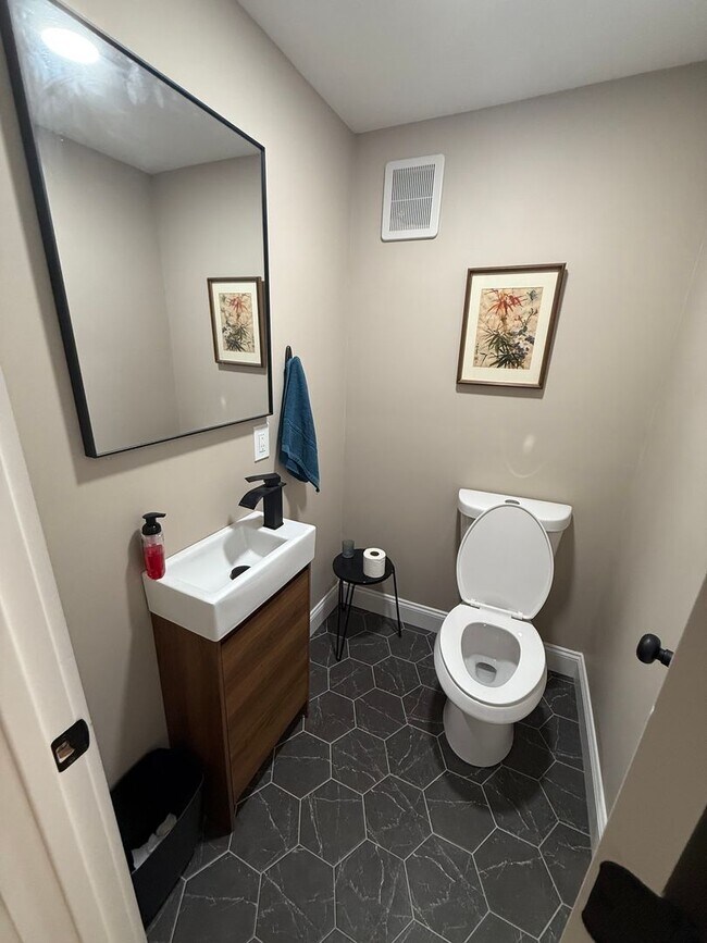 Photo - Available Newly Renovated 2 Bedroom and 1.5 Bath in Manlius Unidad 217- Apt E