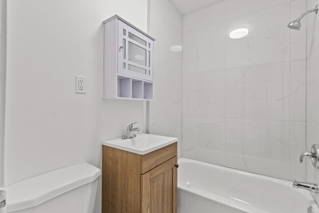 Building Photo - 7044 Av Papineau