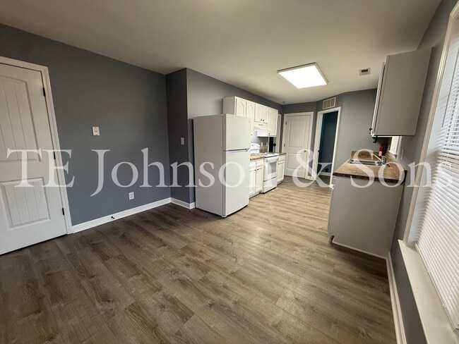 Photo - Charming 3 Bedroom Home with Modern Finishes on Dellwood