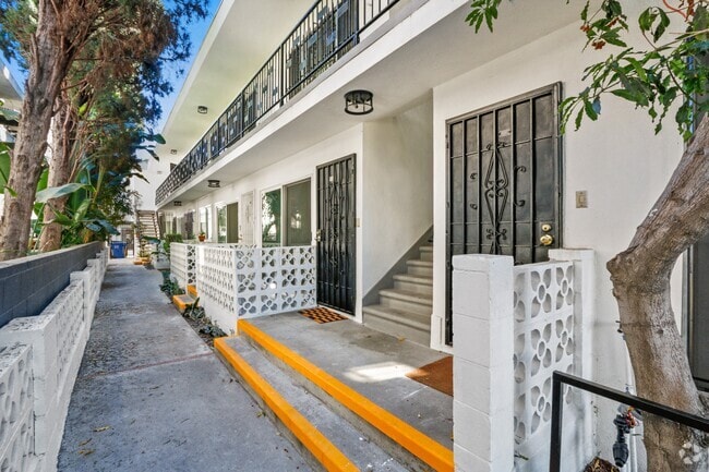 Building Photo - 514 N Hayworth Rental