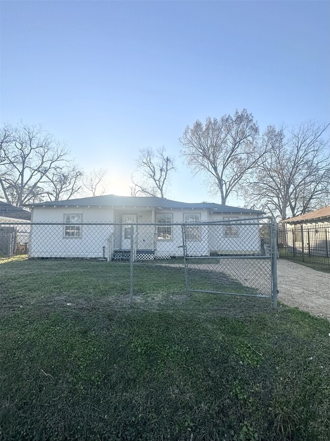 Building Photo - 6713 Greenhurst St