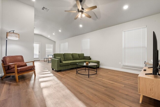 Photo - 2166 Langford Ave