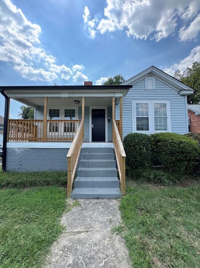 Building Photo - 3bed/1bath House $1395!