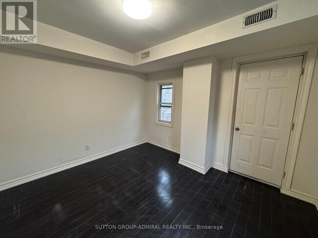 Photo - 180 Carlton St.