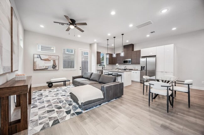 Photo - 303 Charlock St