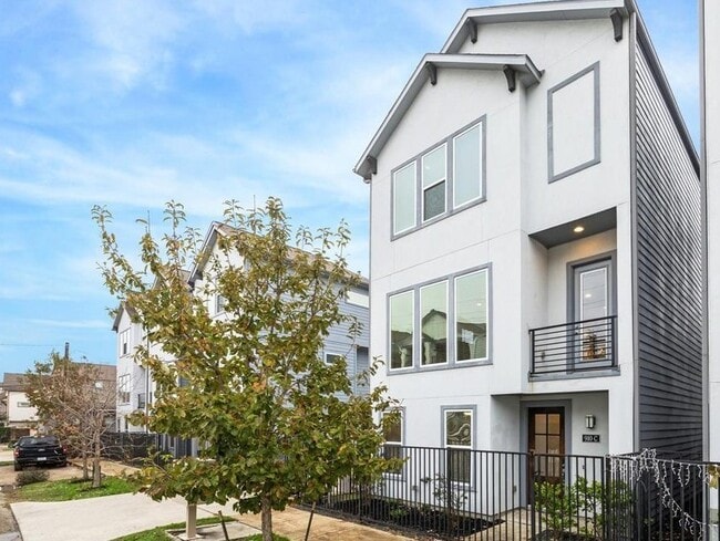 Building Photo - 910 W 35th St