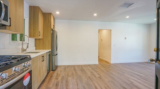 6112 Saturn St Unit 1/4