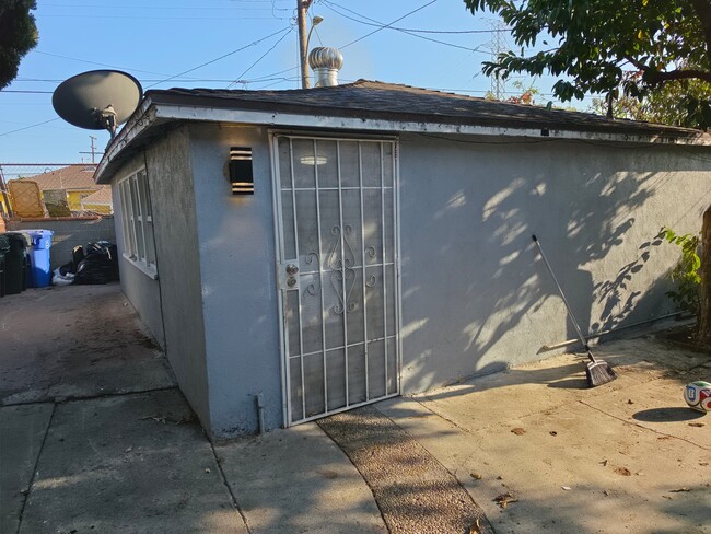 Building Photo - 1318 W 119th St