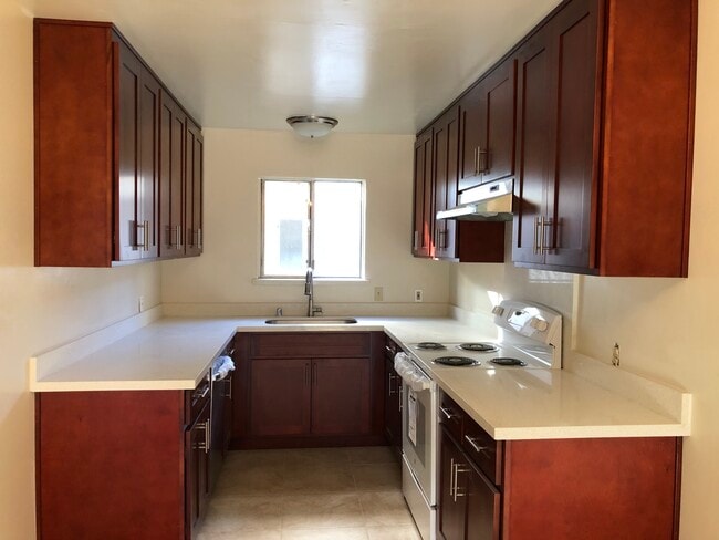 New model kitchen - 872 Gallatin Dr Unit 2A