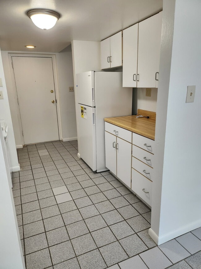 Bristol Ceramic Tile Kitchen with Amenities 1BR - The Bristol