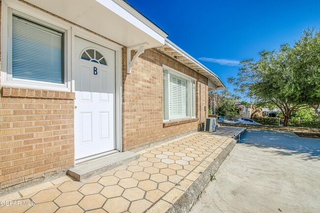 Building Photo - 1611 N Kansas St Unit B